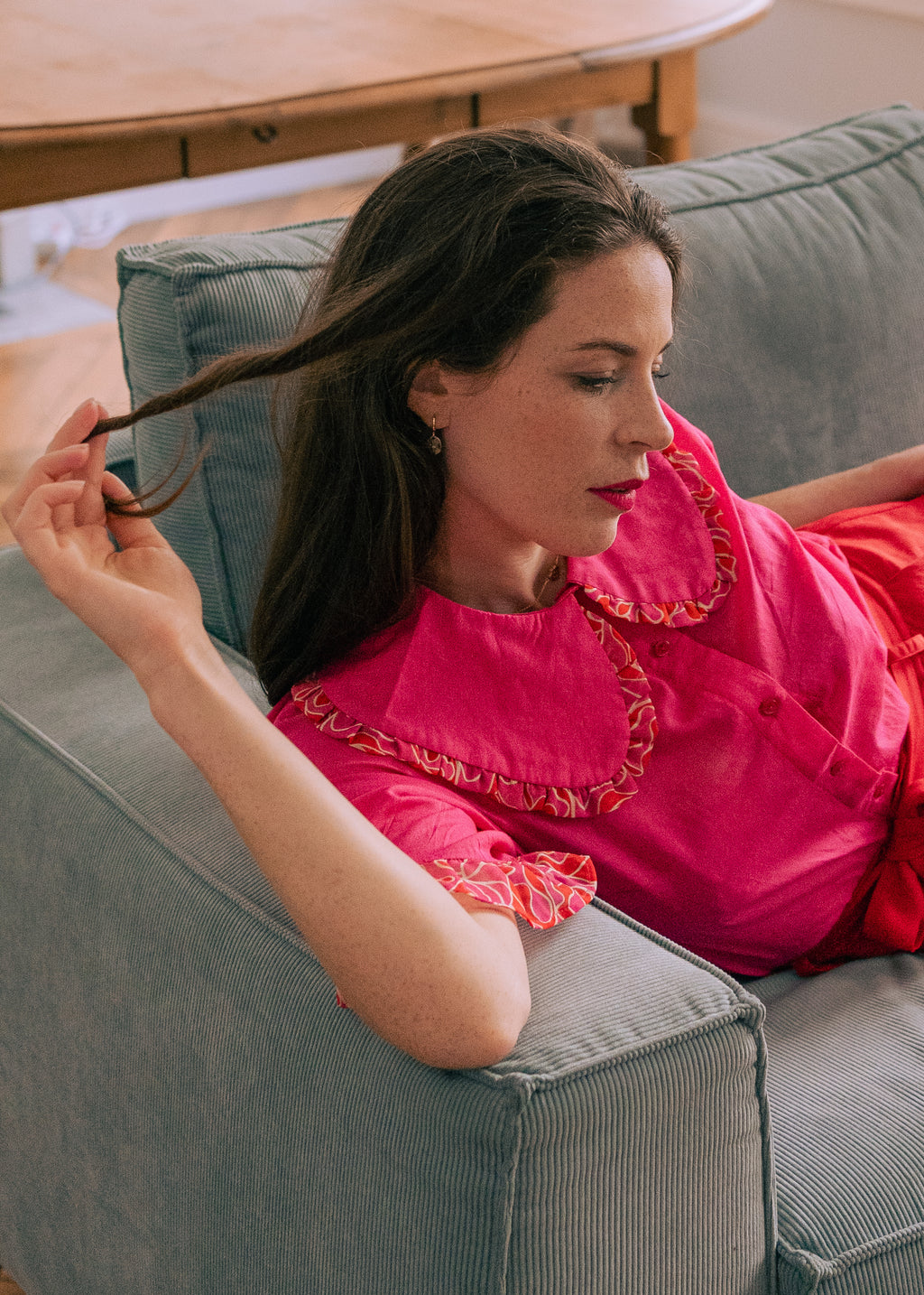 Une femme porte une chemise rose fuschia avec un maxi col claudine à fronces de la marque Magic Pill Paris