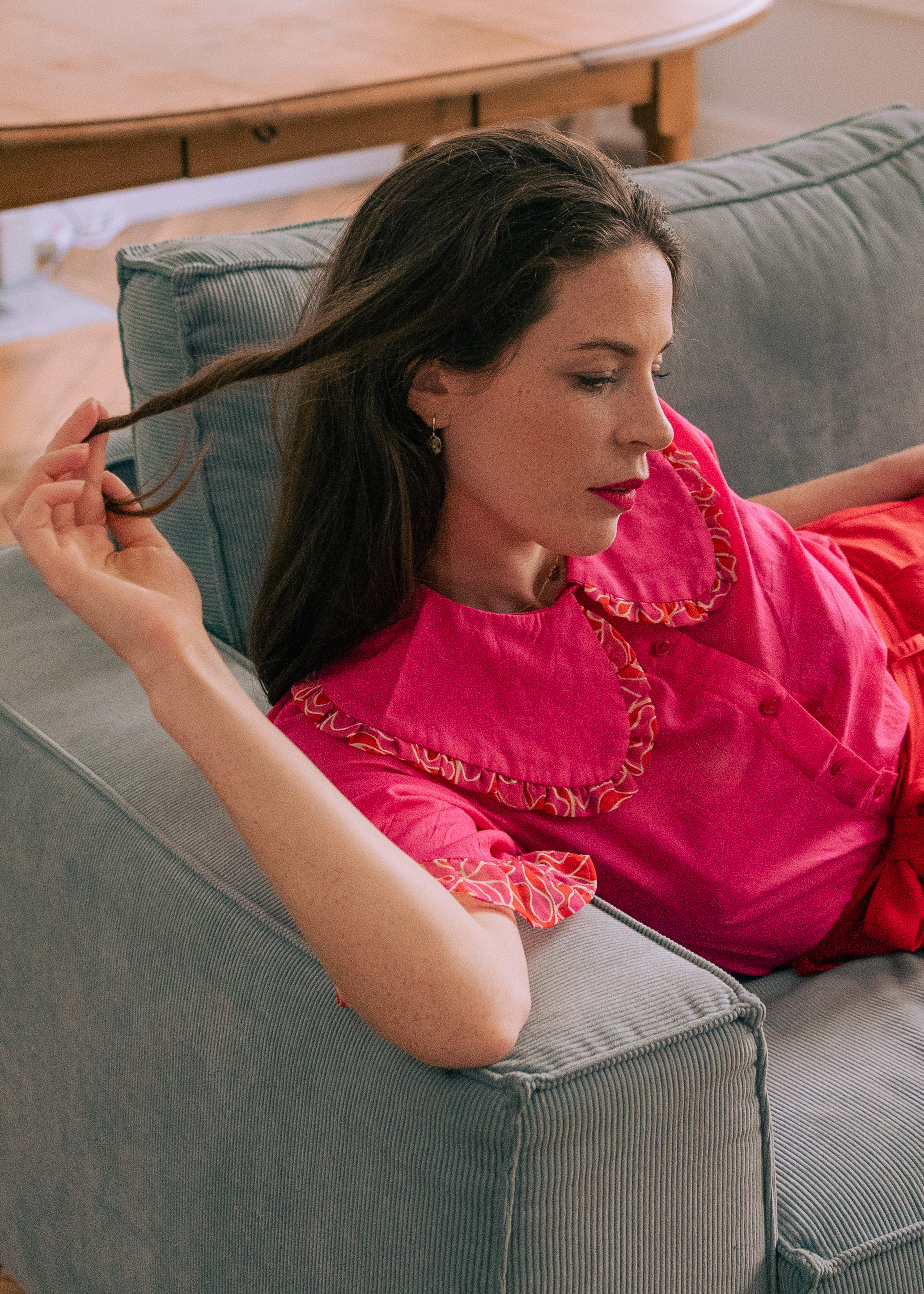 Une femme porte une chemise rose fuschia avec un maxi col claudine à fronces de la marque Magic Pill Paris